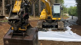 Bildet viser skogsvei med en traktor Foto Landbruksdirektoratet