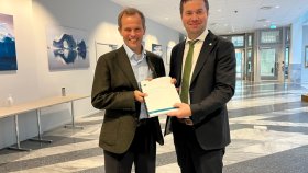 Jørn Rolfsen overrekker rapport om økologisk tilstand i skog til landbruksminister Geir Pollestad. Foto: Landbruksdirektoratet