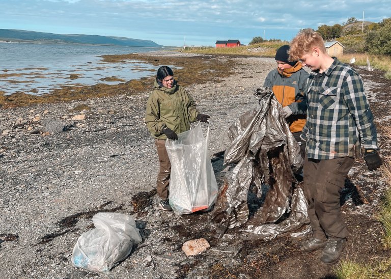 Ungdom bidrar i arbeidet med å rydde søppel i Goarahat og Sandvikhalvøya. Foto: Ingrid Golten