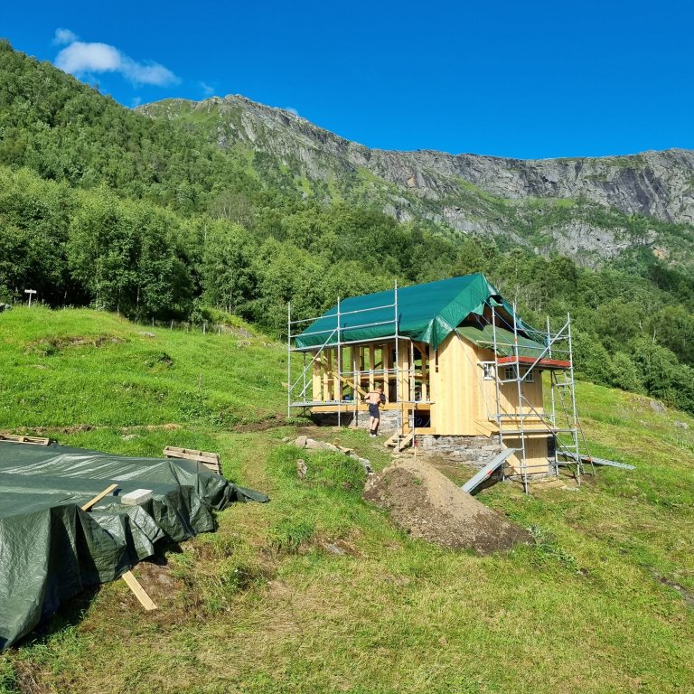 Bygging av nytt uthus med våtrom og utedoer på den freda gården Ormelid. Foto: Landbruksdirektoratet