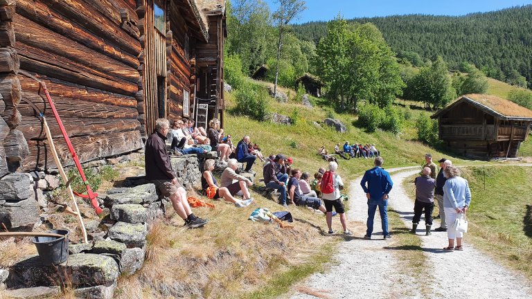 Slåttedag 2022 - kaffedrøs i sola - Foto Karin Bøe, Valle