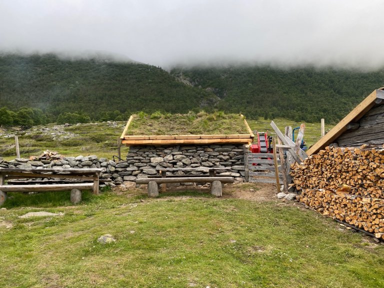 Ferdig hus med torvtak, fasade mot setertunet. Foto Solveig Furu Almo