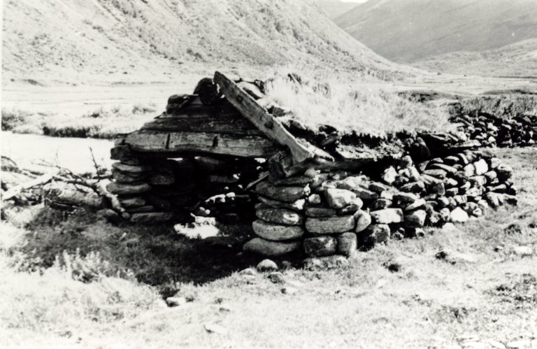 Bilde av det opprinnelege kalvhuset frå 1936, prega av ein del forfall. Foto arkitekt Halvor Vreim. Eigar Sunndal kommune