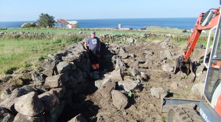 Grunneier Tore Mikalsen i arbeid med restaurering av steingjerde på Penne 2014. Vest-Lista, Agder_Foto Ole Steffen Gusdal