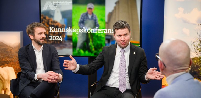 Næringsminister Jan Christian Vestre og landbruks- og matminister Geir Pollestad intervjues av Erik Aasheim. Foto: Skjalg Bøhmer Vold