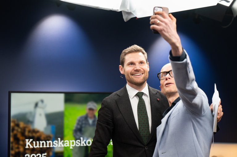 Bilde viser Landbruks- og matminister Nils Kristen Sandtrøen og ordstyrer Erik Åsheim. 