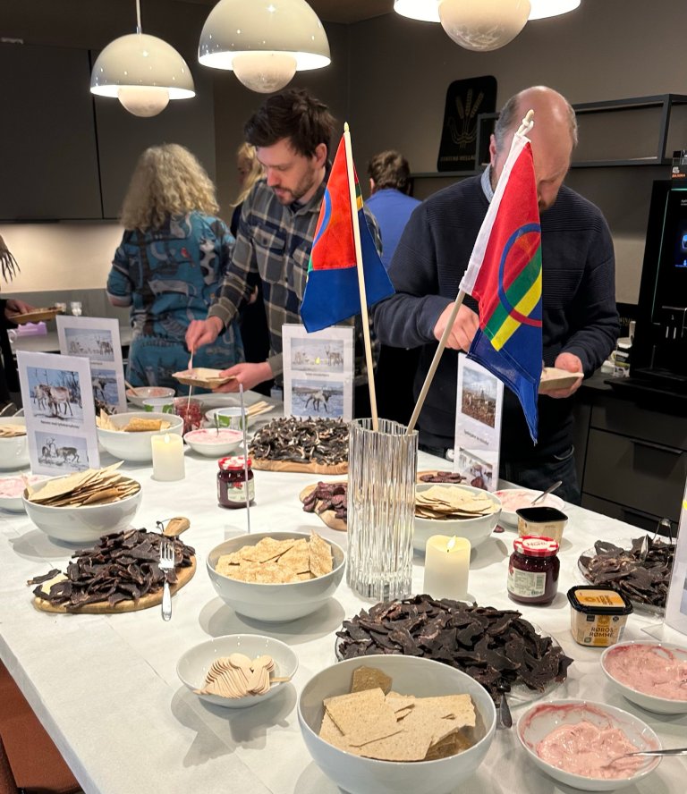 Servering av tørket reinkjøtt.