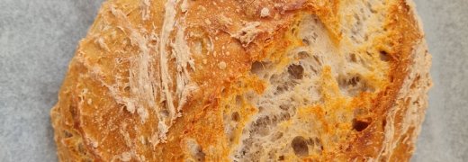 Nystekt surdeigsbrød.