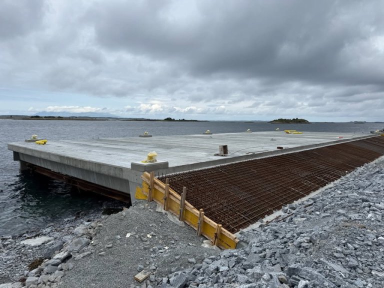 Bildet viser Gårdsøya tømmerkai under bygging i Brønnøy kommune.