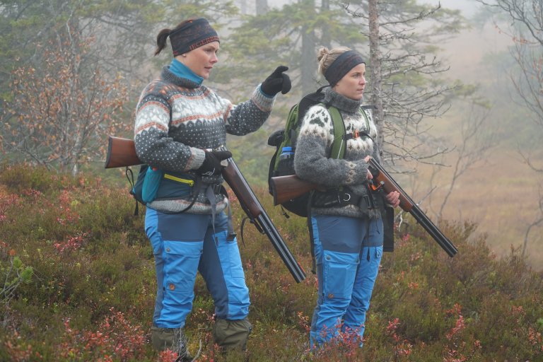 To damer på jakt med hver sin hagle. Foto: Robert Daniel Hermann.