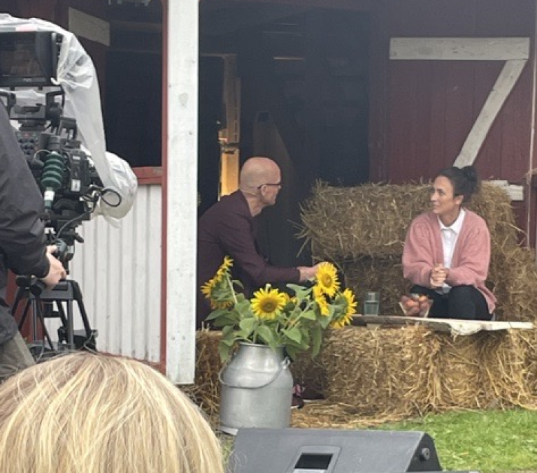 Erik Aasheim intervjuer statssekretær Wenche Westberg fra Landbruks- og matdepartementet på en IPT-gård.
