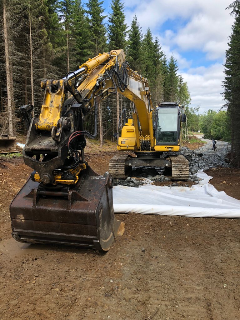 Bildet viser skogsvei med en traktor Foto Landbruksdirektoratet