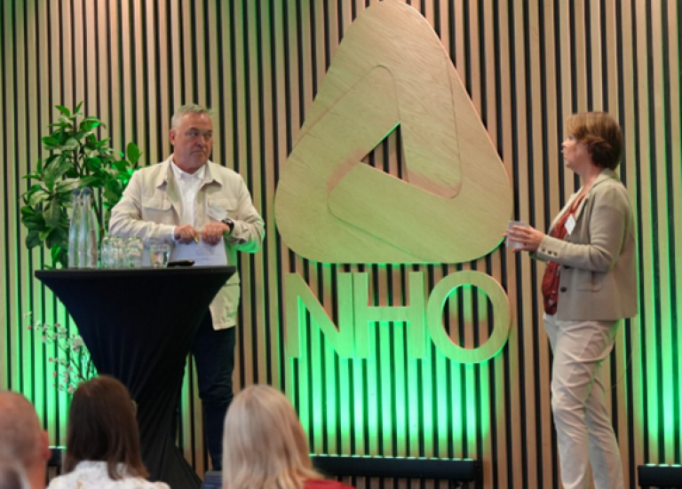 - God beredskapsevne for mat forutsetter matproduksjon og mulighet til å få tak i mat, understreket Anne Skuterud, medlem i Totalberedskapskommisjonen i samtale med konferansier Ola Rygh. Foto: Landbruksdirektoratet