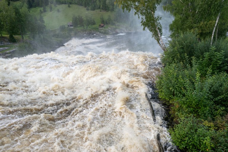 Flom i vassdrag som bidrar til tap av nitrogen.