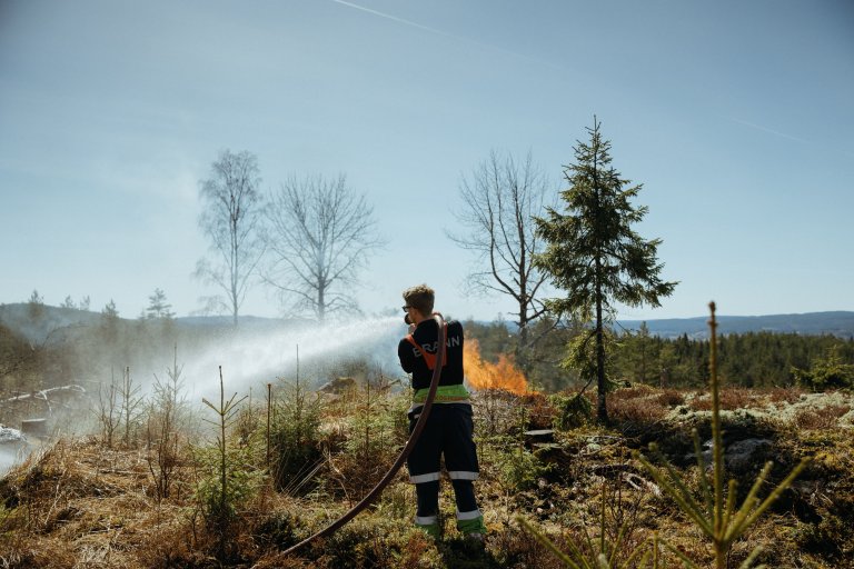 Skogbrann slukkes_Foto Skogbrand ved Jørgen Nordby.jpeg