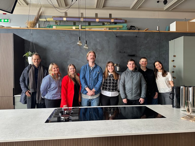 Ungdomsutvalget til Norske reindriftssamers landsforbund i Oslo på markedsdag 16. april 2026 i møte med statsråd Sandtrøen.  Foto: Landbruksdirektoratet