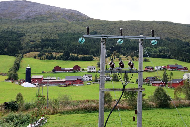 Bilde viser strømledning i Emdalen -Stranda, Møre-og-Romsdal Foto: Oskar Puschman