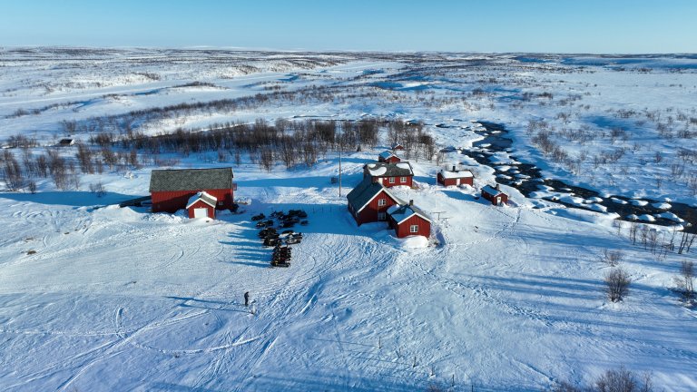 Mollisjok fjellstue ligger midt på Finnmarksvidda og består av flere små rødmalte hus.
