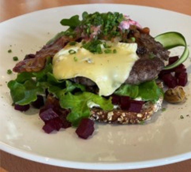 Bilde viser hamburger laget av reinskav