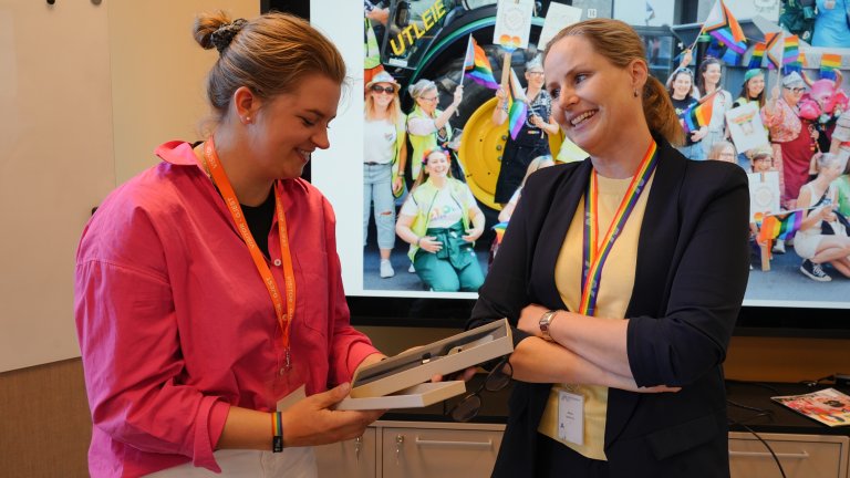 Fra pride-markeringen i 2024 med foredragsholder Anne Snarteland (t.v.) og seksjonssjef HR Anne Egeberg (t.h.)  Foto: Landbruksdirektoratet