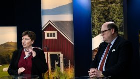 TV-studio der Eli Reistad, adm. dir. i Landbruksdirektoratet, i samtale med Peter Haas Brubakk som er adm.dir. NHO Mat og drikke.