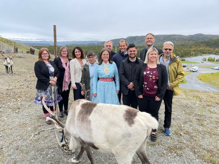 Gruppebilde med reinsdyr under lansering av appen Mearka for sjekk av øremerking på reinsdyr på Sami siida i Alta 14. september 2022.